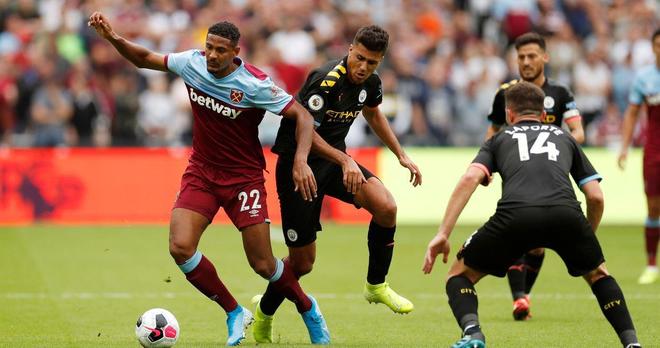 开香槟！中国女排3-1战胜日本豪取3连胜！赵勇变阵封神（中国女排3-1击败日本豪取三连胜，赵勇临场变阵立奇功）