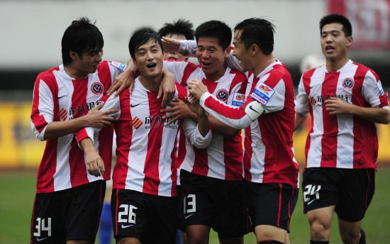 利物浦vs利兹首发：萨拉赫连续三场替补，埃基蒂克、维尔茨先发（利物浦战利兹首发公布：萨拉赫连续第三场替补，埃基蒂克与维尔茨先发）