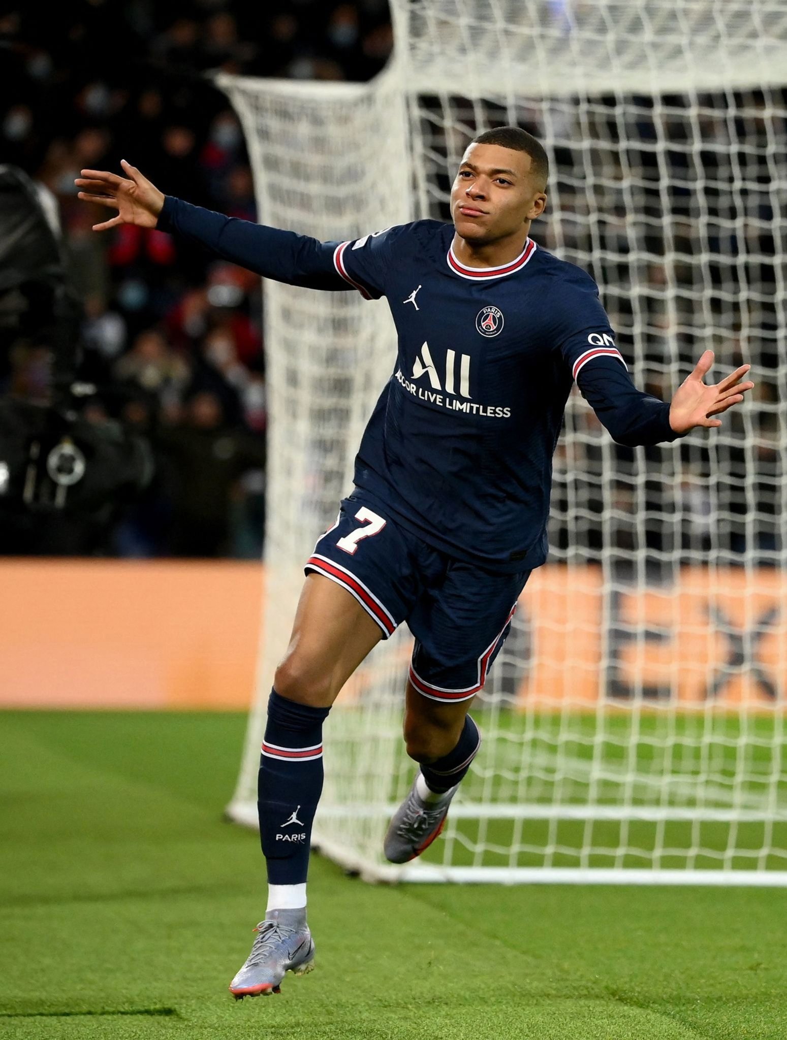 孔德数据：2次射门上演梅开二度好戏，97次传球3次抢断（孔德闪耀：两脚射门收获梅开二度，97次传球外加3次抢断）