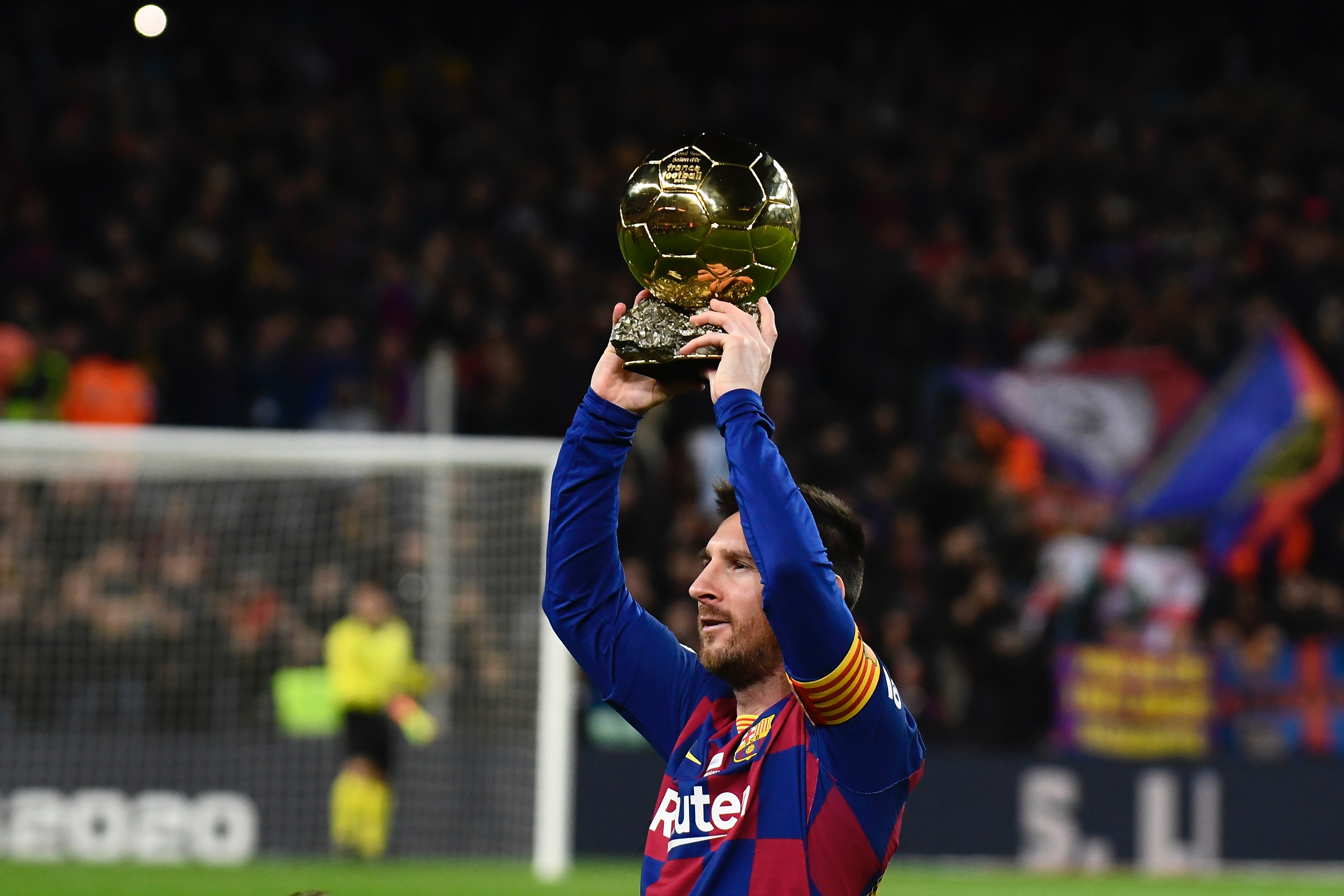 记者：徐彬可能外租葡萄牙，会考虑个人意愿；12月初回国集训（记者称徐彬或租借赴葡萄牙，将尊重本人意愿；12月上旬回国参加集训）