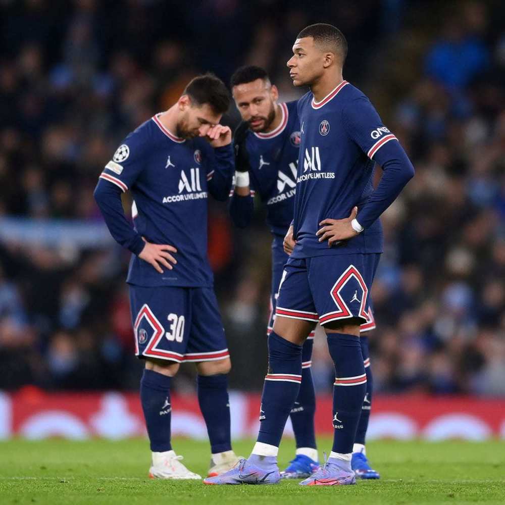 内马尔赛前牵着自己的女儿马维入场，之后还给女儿比心