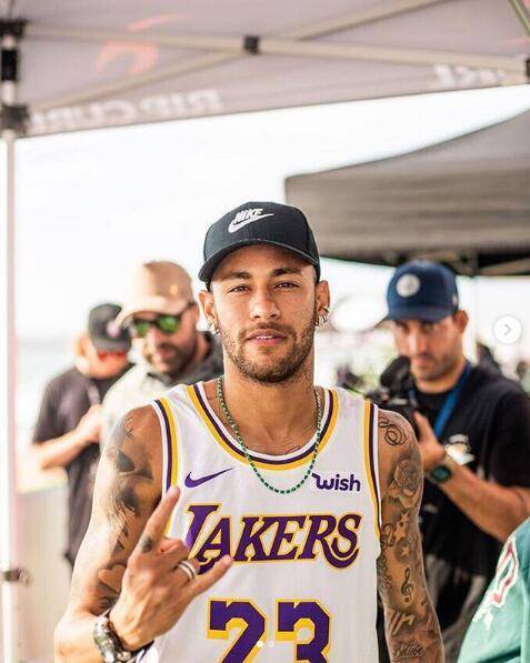 萨拉赫无缘利物浦欧冠名单，斯洛特称俱乐部必须作出回应；此前萨拉赫因未首发炮轰球队