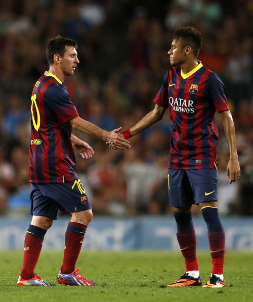 本人亲自出面辟谣！卡马文加：比赛中我吼的不是维尼修斯（卡马文加澄清：比赛中我的喊话并非针对维尼修斯）