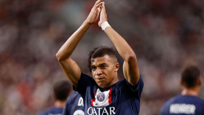 记者：多家豪门有意荷甲19岁中场斯密特，后者被标价2200万镑（多家豪门相中荷甲19岁中场斯密特，标价2200万英镑）