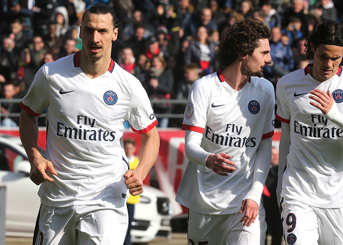 个人能力！两队进攻陷入困境， 奎因上场外线运球高难度急停三分命中！（凭个人能力破局：双方进攻受阻，奎因外线运球急停命中高难度三分）