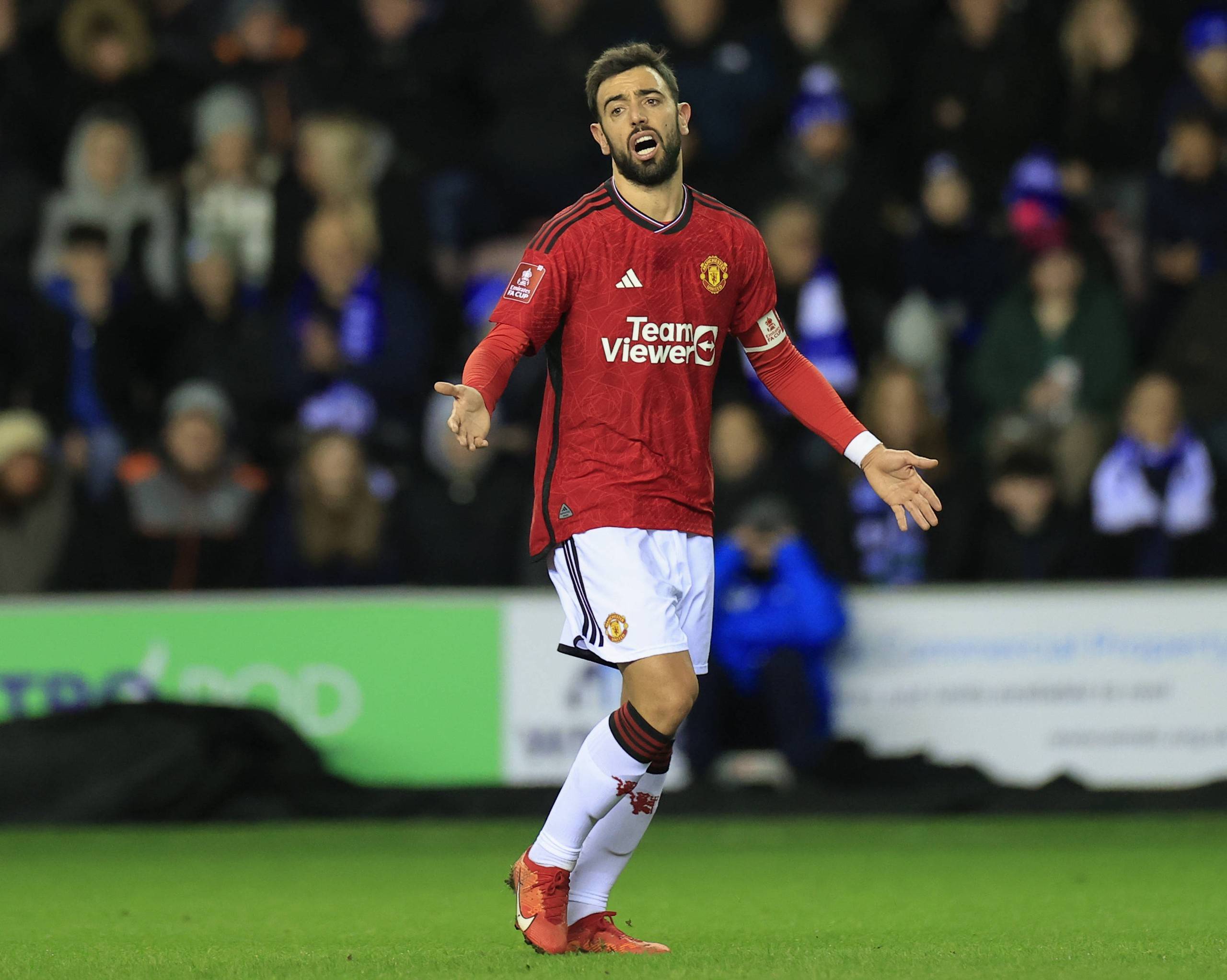 梅西世界波破门 帮助球队全取三分（梅西轰世界波建功 助球队带走三分）