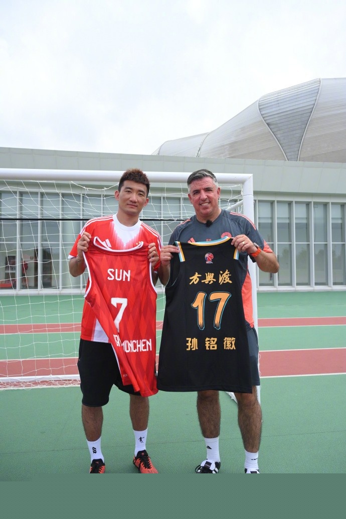 中超争冠格局愈加明朗（中超争冠形势日益清晰）