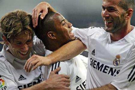 从前的对手再度相遇，博格巴与萨内欧冠相遇赛后寒暄（旧敌重逢：博格巴与萨内欧冠赛后握手致意）