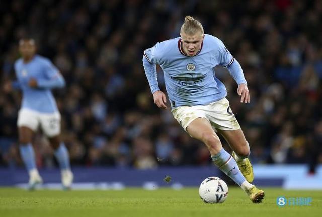 每体：杰拉德·马丁在左中卫上的表现，比其当左后卫时更亮眼